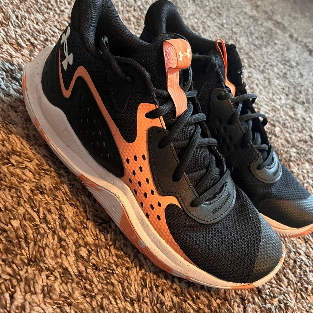 Under Armour women’s 10 basketball shoes